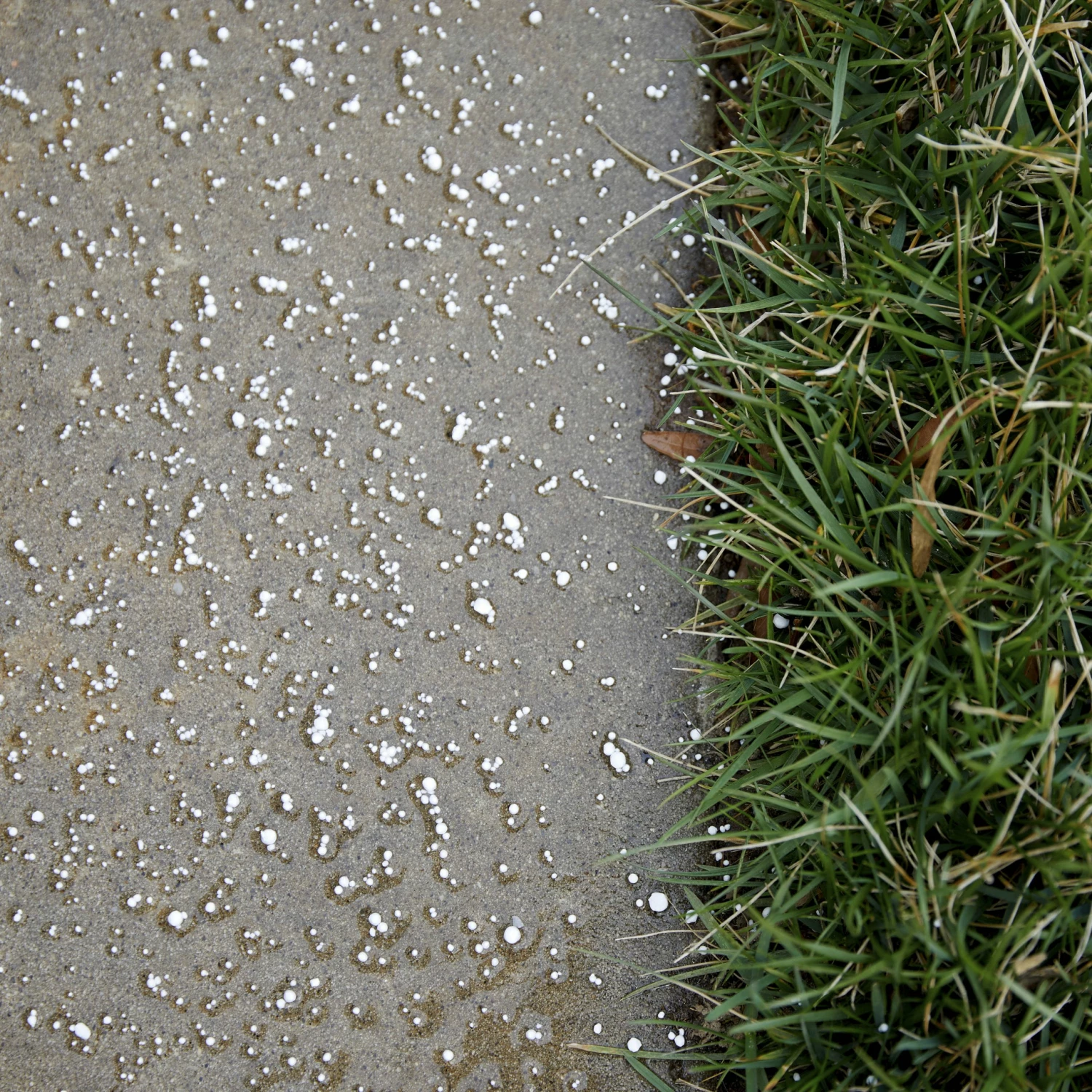 Road Runner 20-lb Natural Magnesium Chloride Ice Melt Pellets 2 Road Runner 20-lb Natural Magnesium Chloride Ice Melt Pellets - Image 2